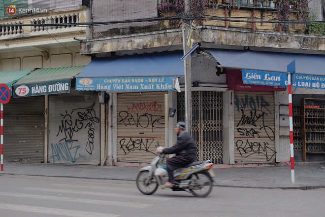 Nhiều hộ dân phố cổ bức xúc khi chỉ sau một đêm, cửa nhà mình bị bôi bẩn bởi hình vẽ xấu xí